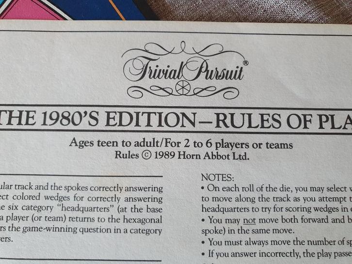 Trivial Pursuit - The 1980's master game, Hobby en Vrije tijd, Gezelschapsspellen | Bordspellen, Zo goed als nieuw, Een of twee spelers