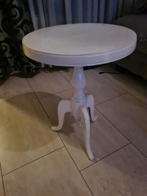 Leuk wit bijzet tafeltje, Huis en Inrichting, Tafels | Bijzettafels, Gebruikt, Rond, Minder dan 55 cm, Metaal of Aluminium, Ophalen