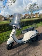 Vespa Sprint Brom, glans wit, 2023, Fietsen en Brommers, Scooters | Vespa, Ophalen, Zo goed als nieuw, Benzine