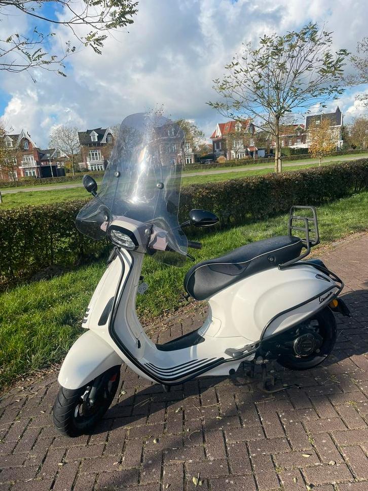 Vespa Sprint Brom, glans wit, 2023, Fietsen en Brommers, Scooters | Vespa, Zo goed als nieuw, Benzine, Ophalen