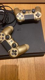 PlayStation 4 slim (1TB geheugen) met twee controlers, Spelcomputers en Games, Spelcomputers | Sony PlayStation 4, Met 2 controllers