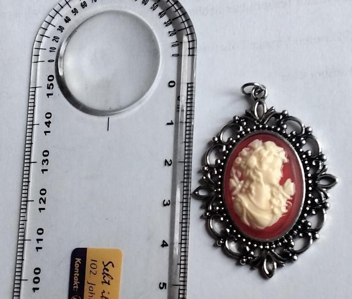 Mooie Camee op hanger Victoriaanse stijl, Sieraden, Tassen en Uiterlijk, Kettingen, Nieuw, Kunststof, Zilver, Ophalen of Verzenden