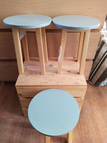 Leuke krukjes. Planten tafeltje. 3 stuks.  beschikbaar voor biedingen