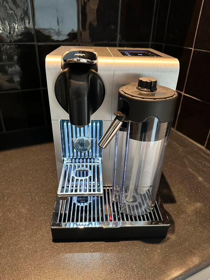 Nespresso DeLonghi Lattissima Pro koffiemachine, Witgoed en Apparatuur, Koffiezetapparaten, Zo goed als nieuw, Koffiepads en cups