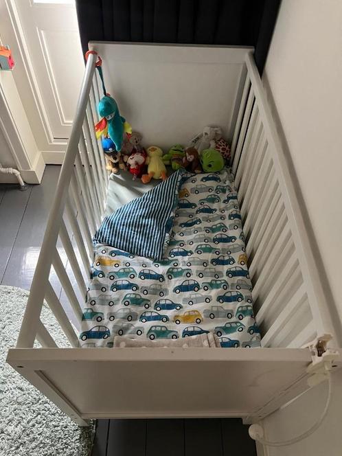 Babybed en hoge witte kast– wit hout – in nette staat!, Kinderen en Baby's, Kinderkamer | Complete kinderkamers, Zo goed als nieuw
