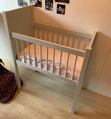 Baby wieg kidsmill noa incl. matras (en evt laken/molton) beschikbaar voor biedingen