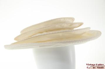 Wijde dames pagodehoed MadHatter champagnekleurig zijde 56,5 beschikbaar voor biedingen