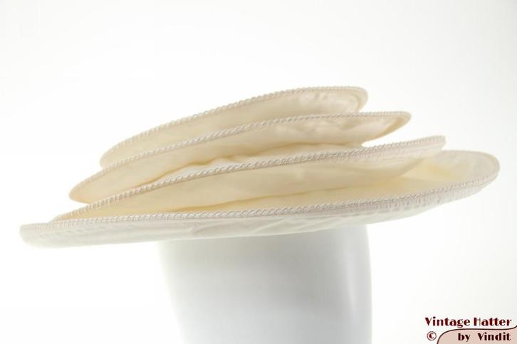 Wijde dames pagodehoed MadHatter champagnekleurig zijde 56,5, Kleding | Dames, Hoeden en Petten, Nieuw, Hoed, 56 of 57 cm (M, 7 of 7⅛ inch)