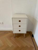 Nachtkastje Sofus wit gelakt met eikenhout, Huis en Inrichting, Slaapkamer | Nachtkastjes, Ophalen, Kunststof, Gebruikt, Minder dan 45 cm