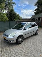 Ford Fiësta 1.4 16V 5DR 2005 Grijs, Auto's, Ford, Voorwielaandrijving, 4 cilinders, Origineel Nederlands, Handgeschakeld
