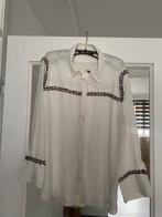 ZARA blousje wit met motieven aan de mouwen/voorkant, Kleding | Dames, Blouses en Tunieken, Maat 46/48 (XL) of groter, Ophalen of Verzenden
