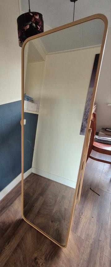 Grote rechthoekige spiegel beschikbaar voor biedingen