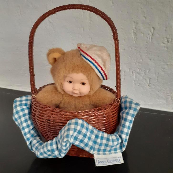 Anne Geddes beertje in rieten mandje, Verzamelen, Poppen, Zo goed als nieuw, Pop, Ophalen of Verzenden