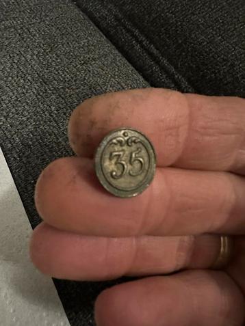 Bodemvondst Uniform knoop van het 35e d'Infanterie de Ligne beschikbaar voor biedingen