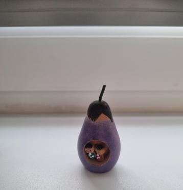 Schattig peertje met kleine kokeshi's beschikbaar voor biedingen