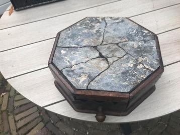 Antieke stoof steen hout beschikbaar voor biedingen