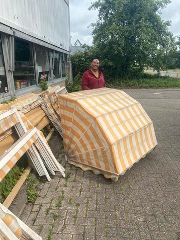 Mooie houten markiezen kan nieuw doek op 132x110 beschikbaar voor biedingen