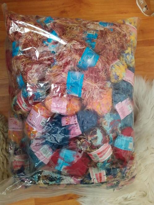 Zak met harige wol. Kleine bolletjes., Hobby en Vrije tijd, Overige Hobby en Vrije tijd, Nieuw, Ophalen of Verzenden
