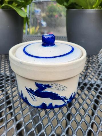 cres de la Roche pot met deksel beschikbaar voor biedingen