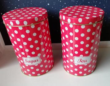 Twee rood met witte stippen blikken Tea & Sugar Thee Suiker beschikbaar voor biedingen