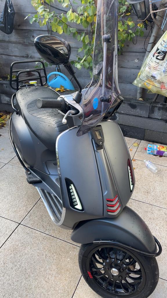 Vespa sprint, Fietsen en Brommers, Scooters | Vespa, Zo goed als nieuw, Overige modellen, Maximaal 25 km/u, Benzine, Ophalen