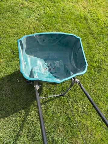 Strooikar voor kunstmest, kalk of zout beschikbaar voor biedingen