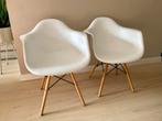 2 witte kuipstoelen met eiken, Ophalen, Zo goed als nieuw, Wit
