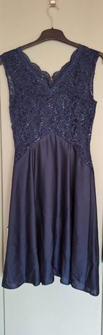 Donkerblauwe feest jurk SWING satijn maat 40, Kleding | Dames, Gelegenheidskleding, Maat 38/40 (M), Galajurk, Blauw, Ophalen of Verzenden