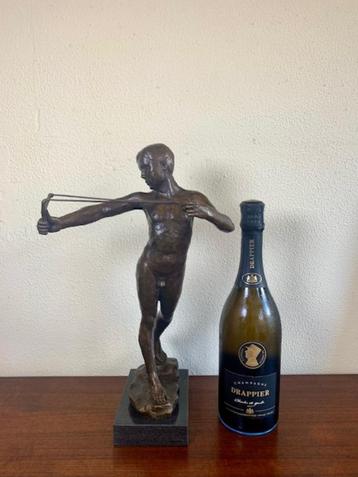 Bronzen Beeld Jongen Art Nouveau naar W Reid Dick Catapult beschikbaar voor biedingen