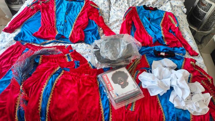 4 fluwelen pieten pakken / kostuums, Diversen, Sinterklaas, Gebruikt, Ophalen of Verzenden