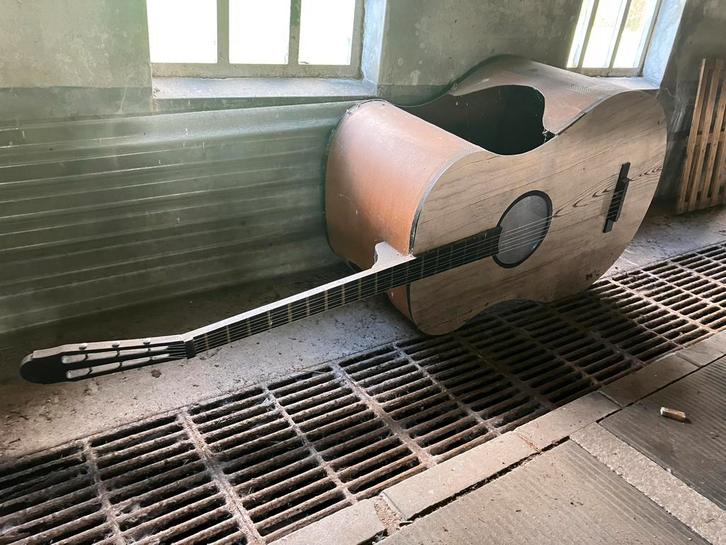 Zeer grote gitaar voor decoratie., Muziek en Instrumenten, Snaarinstrumenten | Gitaren | Akoestisch, Zo goed als nieuw, Klassieke of Spaanse gitaar