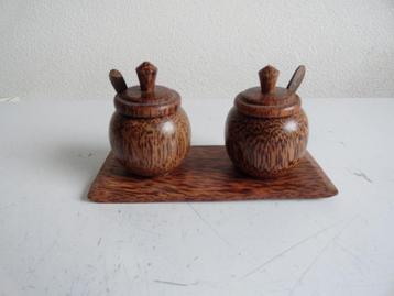 Peper en zout stelletje van kokosnoot hout beschikbaar voor biedingen