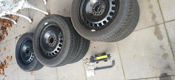 Complete set winterbanden voor oa Ford Mondeo. Met krik!, Auto-onderdelen, Banden en Velgen, Banden en Velgen, Winterbanden, 16 inch