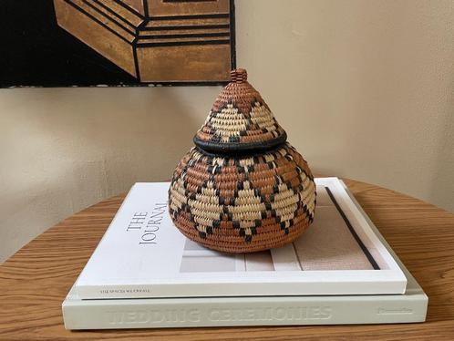 Traditionele Geweven Zulu-mand met Deksel Zuid Afrika, Huis en Inrichting, Woonaccessoires | Schalen en Manden, Gebruikt, Mand