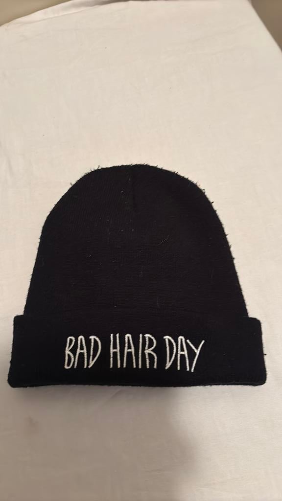 Zwart gebreide muts “bad hair day”, Ophalen of Verzenden, Zo goed als nieuw, Muts