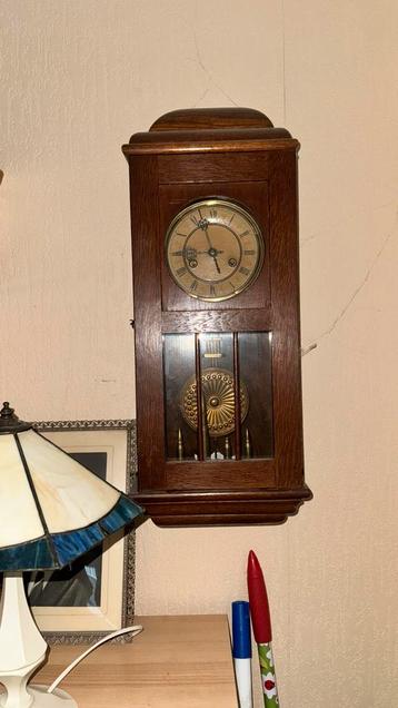 Oude Wandklok met Slinger beschikbaar voor biedingen