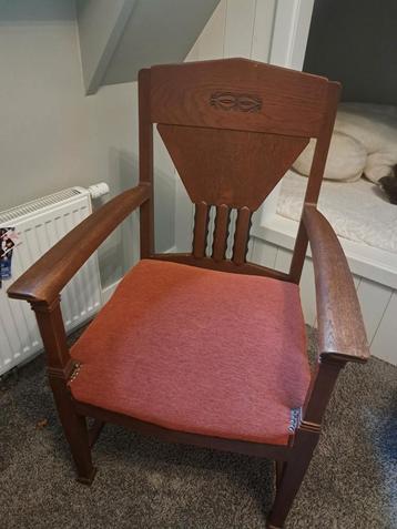 Antieke Eiken Stoel in Keurige Staat beschikbaar voor biedingen