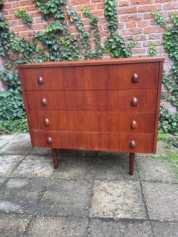 Vintage 4-ladenkast met teakhouten greepjes  beschikbaar voor biedingen
