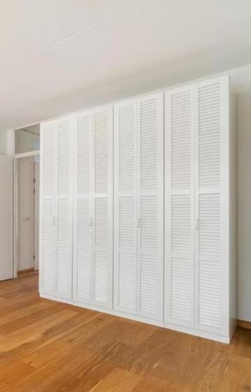 Unieke witte IKEA Pax set met louvre deuren beschikbaar voor biedingen