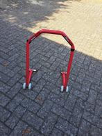 Steun voor achterwiel van een motor.   Breedte instelbaar., Ophalen