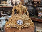 Antieke vuurvergulde bronzen pendule 48 breed 38 hoog. €325, Antiek en Kunst, Antiek | Klokken, Ophalen