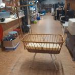 Rotan wieg met hemelsteun, Ophalen