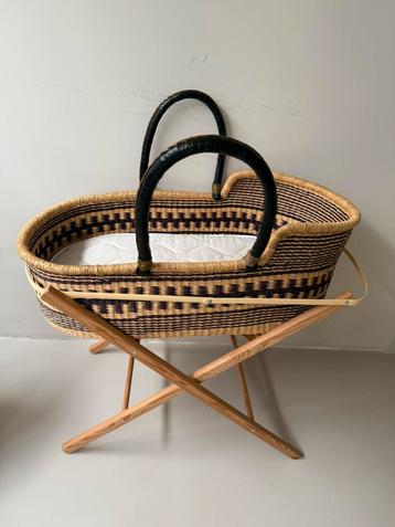 Mozesmandje met standaard beschikbaar voor biedingen