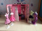 Barbie Kledingkast met veel kleding en accessoires, Verzamelen, Ophalen of Verzenden, Zo goed als nieuw, Accessoires