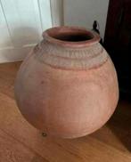 Xl terracotta pot uit indonesië, antiek model op standaard, Huis en Inrichting, Woonaccessoires | Vazen, Ophalen, Overige kleuren