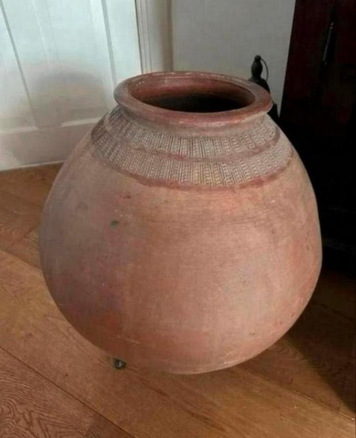 Xl terracotta pot uit indonesië, antiek model op standaard, Huis en Inrichting, Woonaccessoires | Vazen, Zo goed als nieuw, Overige kleuren