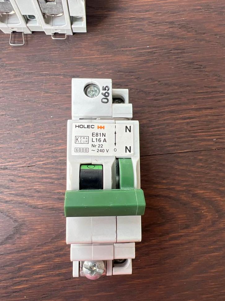 3x Holec E81N L16A inst.automaat, Doe-het-zelf en Verbouw, Elektra en Kabels, Gebruikt, Schakelaar, Ophalen of Verzenden