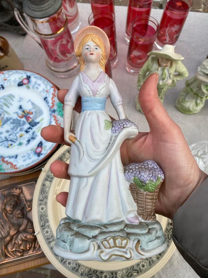 Vintage Porseleinen Dame met Bloemenmand, Antiek en Kunst, Kunst | Beelden en Houtsnijwerken, Ophalen of Verzenden