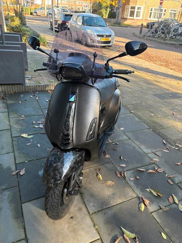 Vespa sprint uit 2020, Fietsen en Brommers, Snorfietsen en Snorscooters, Zo goed als nieuw, Vespa, Benzine, Ophalen