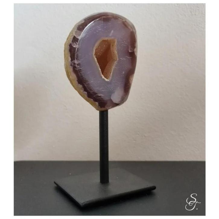 Calcedoon op standaard., Verzamelen, Mineralen en Fossielen, Mineraal, Verzenden